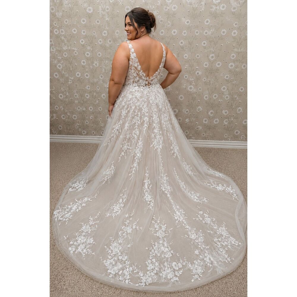 ALLURE 3400LW Size 20W Wedding Dress - Picture 2 of 16